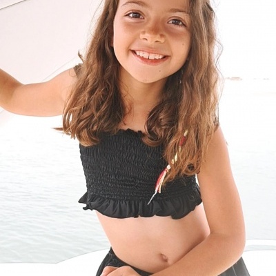 Conjunto de banho infantil feminino preto com textura franzida e babados.