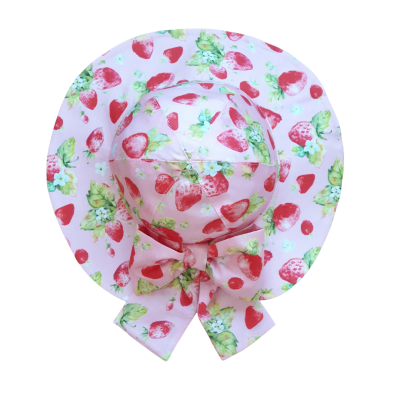 Chapéu rosa com padrão de morangos e folhas verdes, com amarração larga em laço.