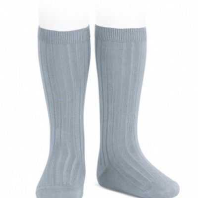 Par de meias cinzentas caneladas de comprimento médio usadas em manequins.