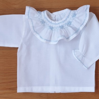 Camisola branca infantil de manga comprida com gola ampla e bordado azul claro