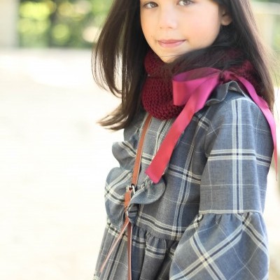 Vestido xadrez cinza com gola em folho e cachecol vermelho com fita rosa