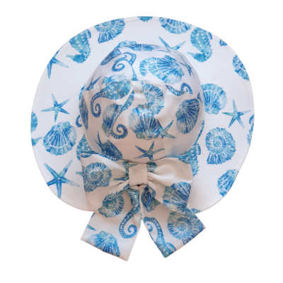 Chapéu branco com estampado azul de conchas e estrelas do mar