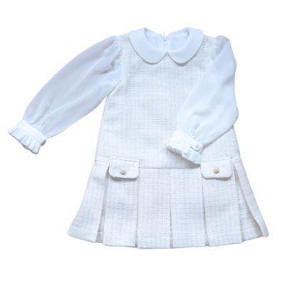 Vestido infantil branco com mangas compridas e gola peter pan