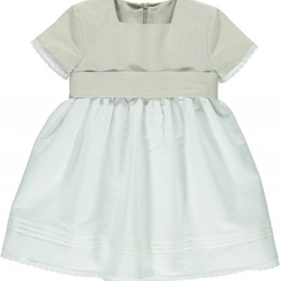 Vestido infantil bege e branco com saia rodada e detalhes em renda