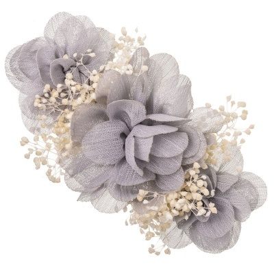 Acessório para cabelo com flores cinza em tecido e pequenos detalhes brancos