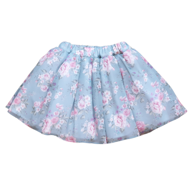 Saia curta azul-claro com padrão floral rosa e branco