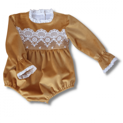 Body de bebé castanho com renda branca e mangas compridas