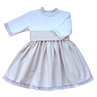 Vestido branco e bege com rendas nas bordas