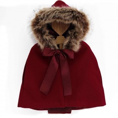 Capa bordô com capuz forrado com pelo sintético castanho e fita de cetim