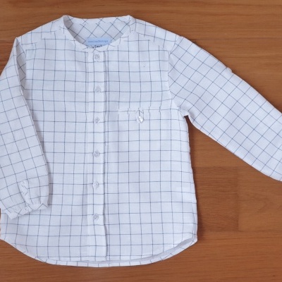Camisa infantil branca de quadrícula azul com botões e bolso