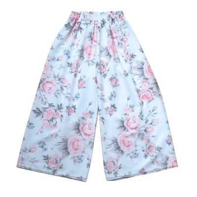Calças largas com padrão floral rosa e cinza fundo branco