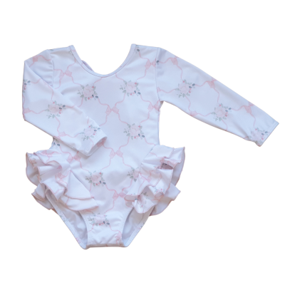 Body de criança branco com mangas compridas e padrão floral com folhos