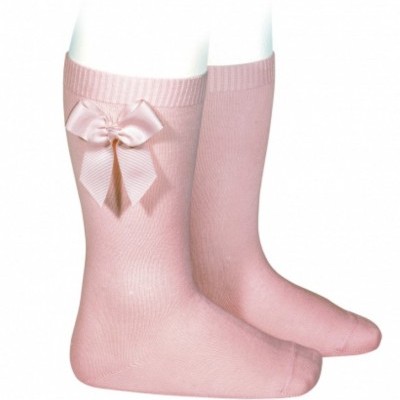 Meias rosa com laço em manequim branco