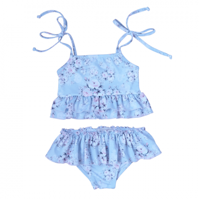 Conjunto de roupa de banho para criança azul claro com padrão floral rosa e lilás, com top de alças e cuecas com folho.