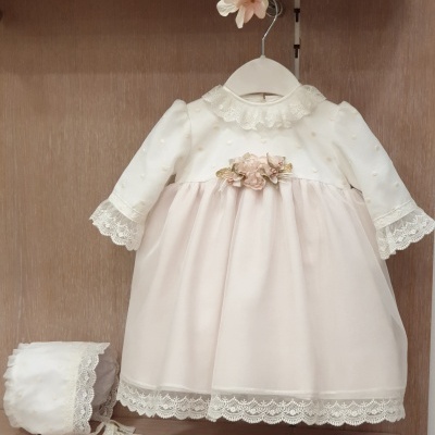 Vestido de bebé branco e rosa claro com renda e flores de tecido num cabide