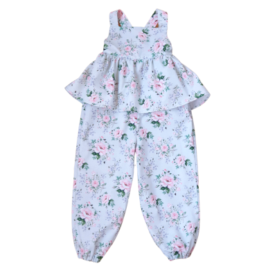 Macacão infantil branco com padrão floral e babado