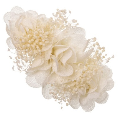 Arranjo de flores artificiais brancas delicadas em tecido com detalhes pequenos e transparentes