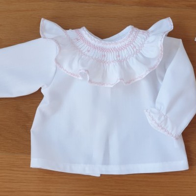 Camisola branca de algodão para bebé com folho rosa na gola e mangas compridas