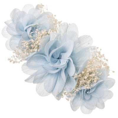 Três flores azuis de tecido com pequenos ramos secos bege