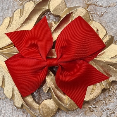 Laço de cabelo vermelho de fita grosgrain sobre suporte dourado ornamentado