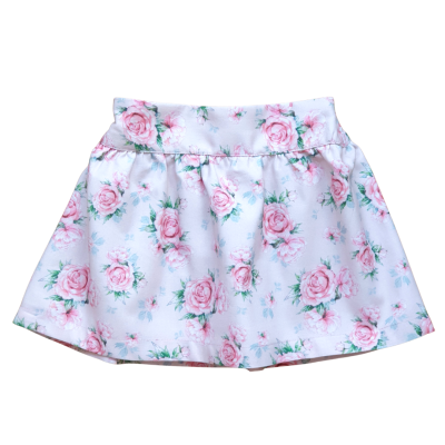 Saia curta branca com padrão floral de rosas cor-de-rosa