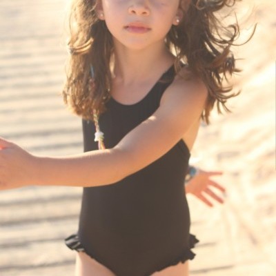 Fato-de-banho infantil preto com folhos na parte inferior