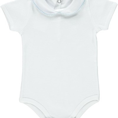 Body branco para bebé com gola arredondada e botões de pressão
