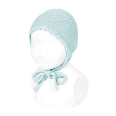 Gorro de bebé azul clara com fitas para amarrar