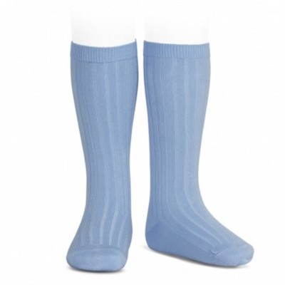meias azuis claras com riscas verticais