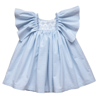 Vestido infantil azul claro com renda branca e mangas largas