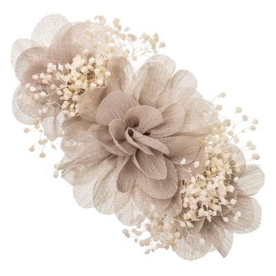 Acessório de cabelo com flores artificiais em tecido bege e pequenos botões brancos secos