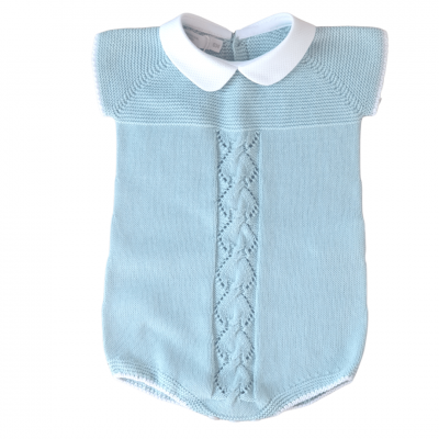 Body de bebé azul claro com gola branca e padrão trançado