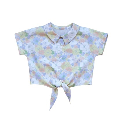 Blusa feminina floral curta com nó frontal e gola