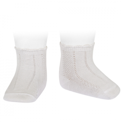 Meias brancas para bebé com padrão de malha e acabamento em bico