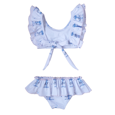 Fato de banho branco com padrão azul de barcos e estrelas, top com folhos e laço, cueca com folho largo