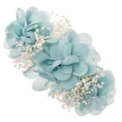 Acessório com três flores azuis de tecido e raminhos brancos