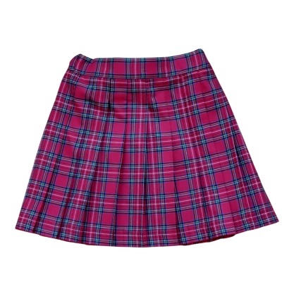 Saia plissada xadrez vermelha com padrão azul e preto em fundo branco