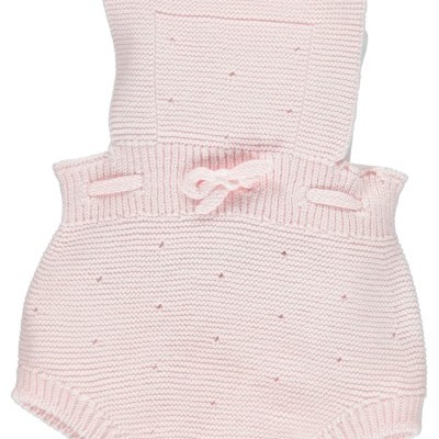 Macacão curto de bebé rosa em malha com pequenos pontos e alças cruzadas.