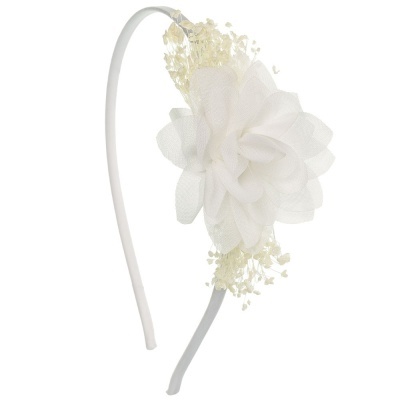 Tiara branca com flor grande feita de tecido e detalhes pequenos ao redor.