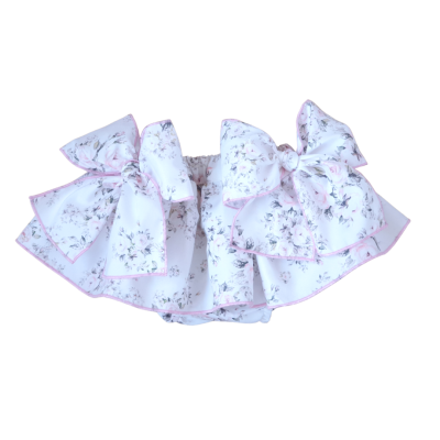 Saia curta para bebé com padrão floral branco e rosa e grandes laços