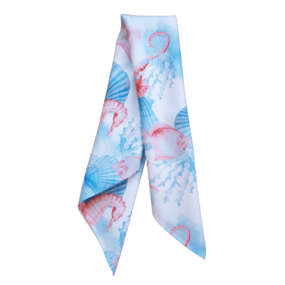 Lenço com padrão de conchas, cavalos-marinhos e peixes em tons azuis e rosa