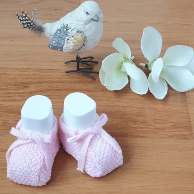 Meias cor de rosa para bebé com pássaro decorativo e flores brancas