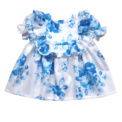 Vestido branco infantil com flores azuis e folhos nas mangas e peito