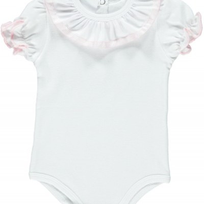 Body de bebé branco com folhos cor-de-rosa nas mangas e gola