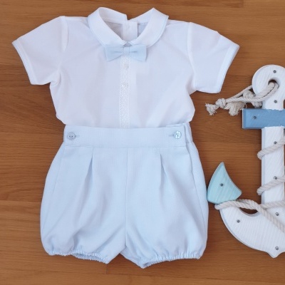 Conjunto roupa infantil branco e azul claro com âncora decorativa em madeira