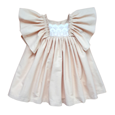 Vestido creme com mangas largas e detalhe rendado branco