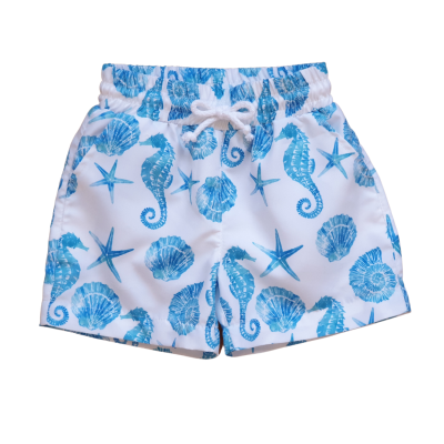 Calções de banho brancos com padrão azul de conchas e cavalos-marinhos