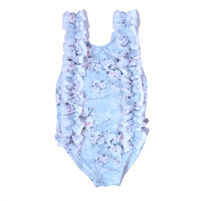 fato de banho azul claro com padrão floral e folhos brancos