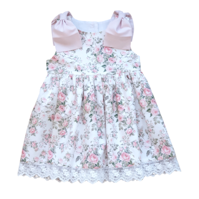 Vestido infantil floral com alças rosa e renda branca na base.