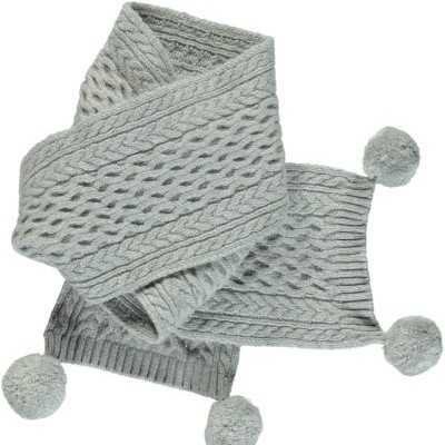 Cachecol cinza de malha com pompons nas extremidades